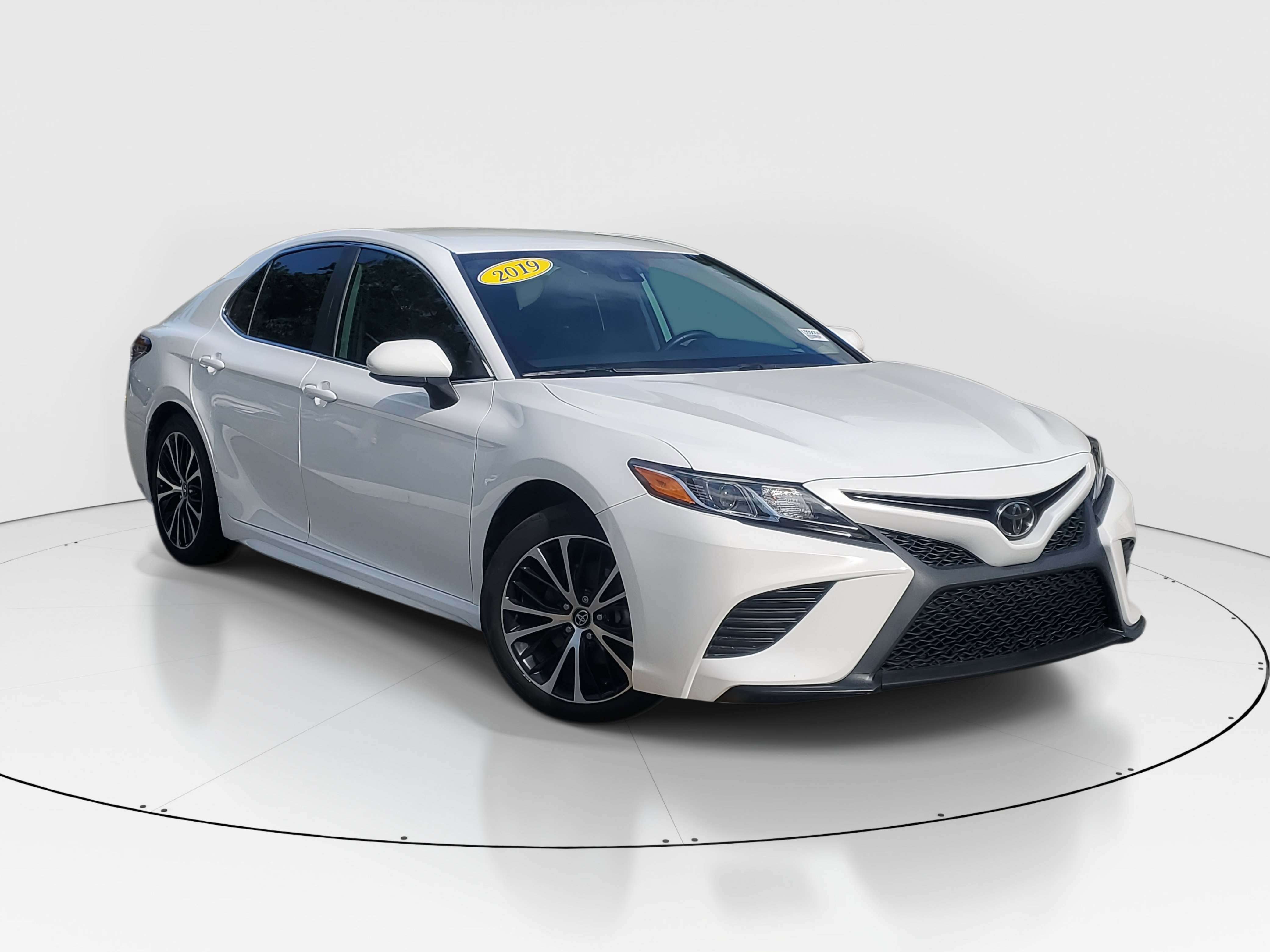 2019 Toyota Camry SE photo 2