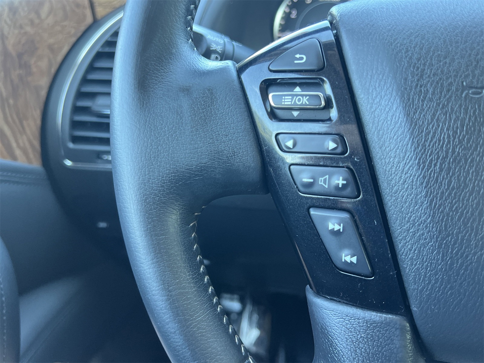 2021 Nissan Armada SL photo 13