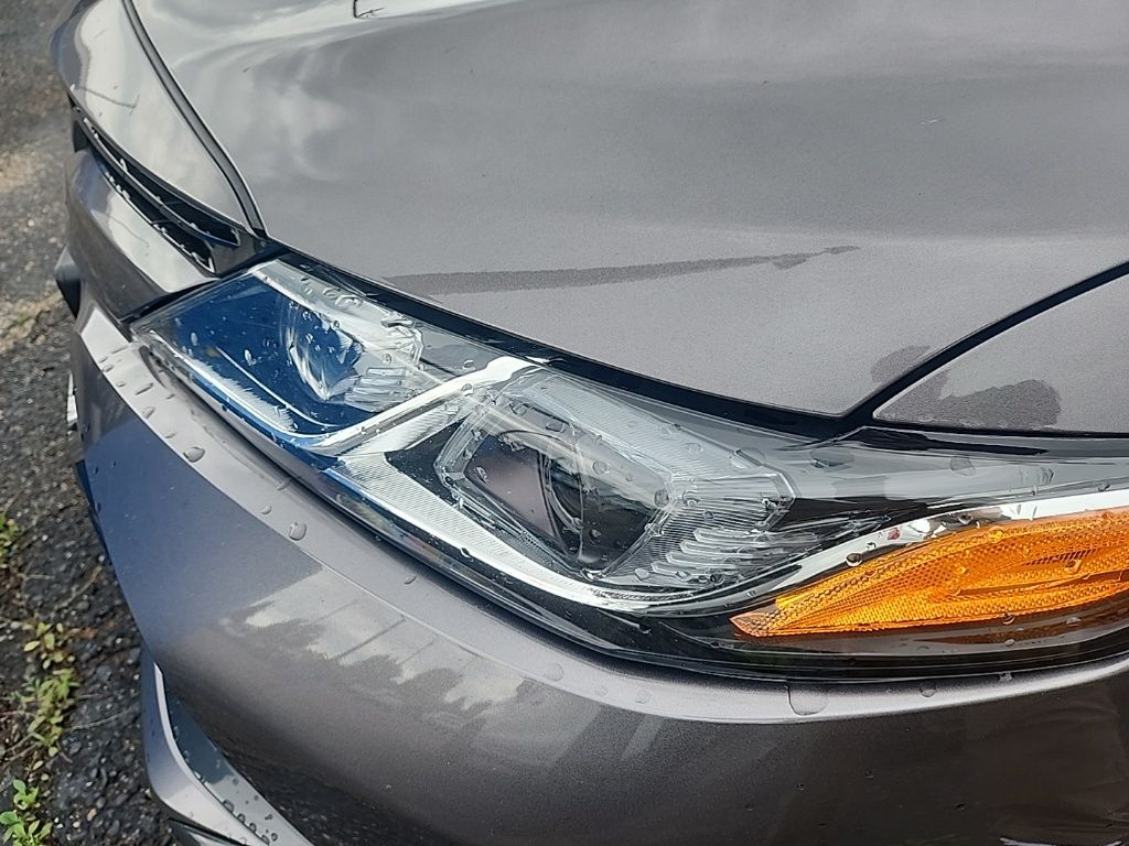 2020 Toyota Camry Hybrid LE photo 9