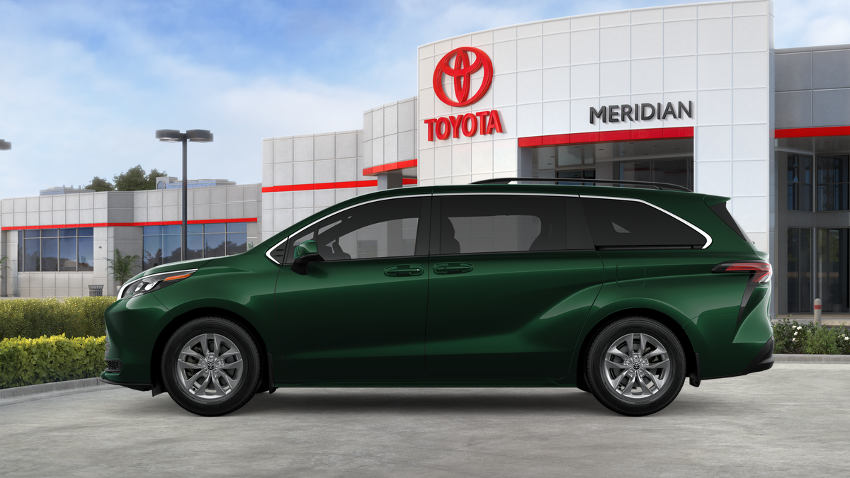 2025 Toyota Sienna LE photo 4