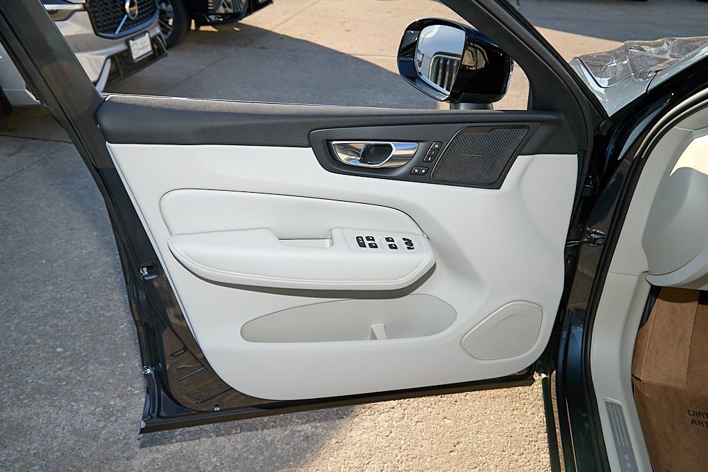 2026 VOLVO XC60 - Image 8