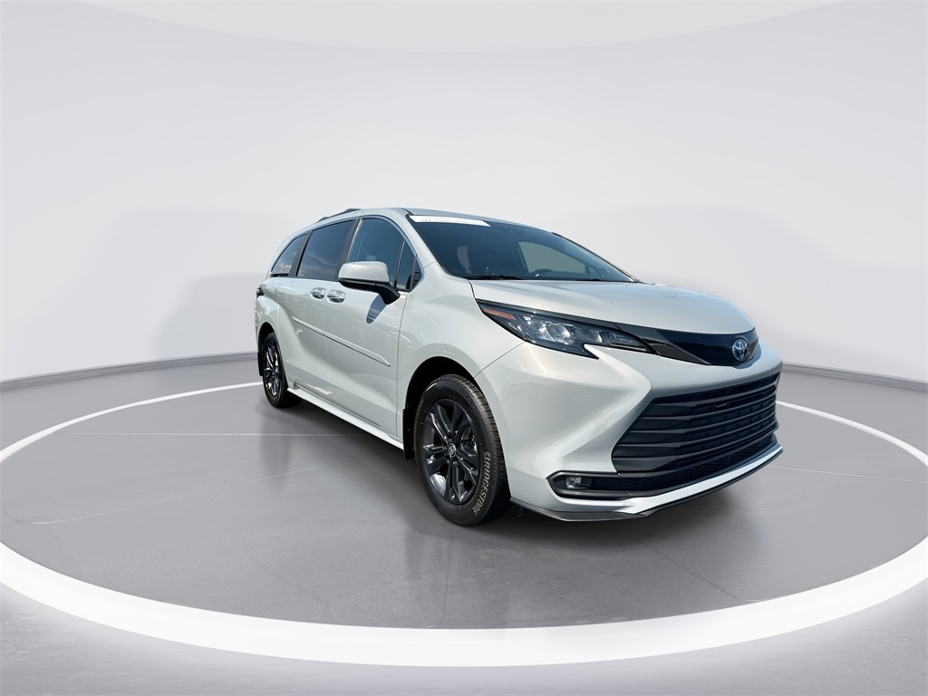 2024 Toyota Sienna LE photo 2