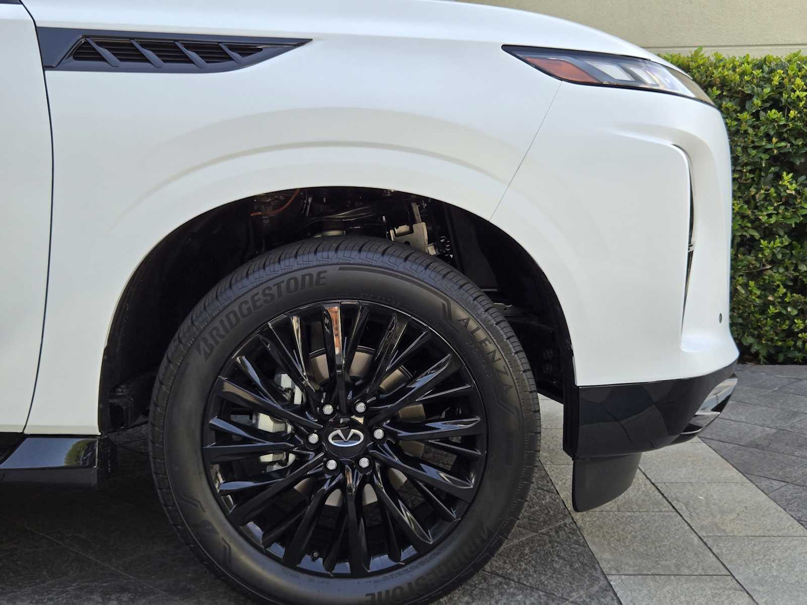 2025 Infiniti QX80 photo 5