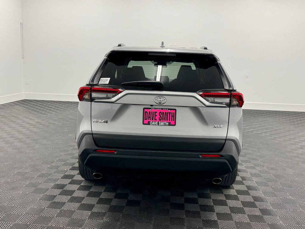 2024 Toyota RAV4 XLE photo 7