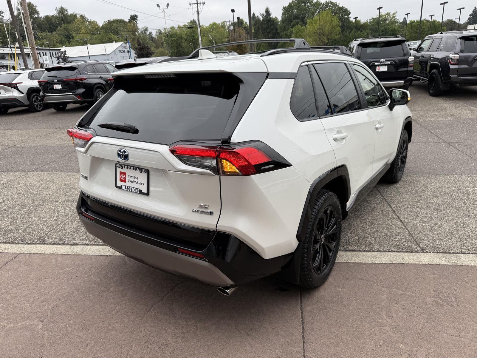 2022 Toyota RAV4 Hybrid SE photo 6