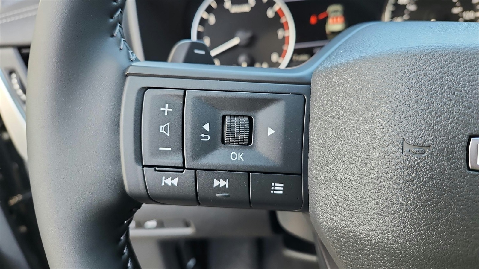 2025 Nissan Rogue SV photo 21