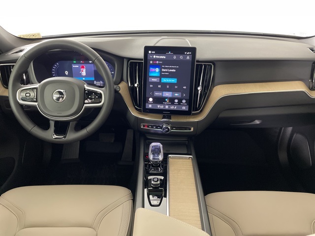 2026 Volvo XC60 Plus photo 37