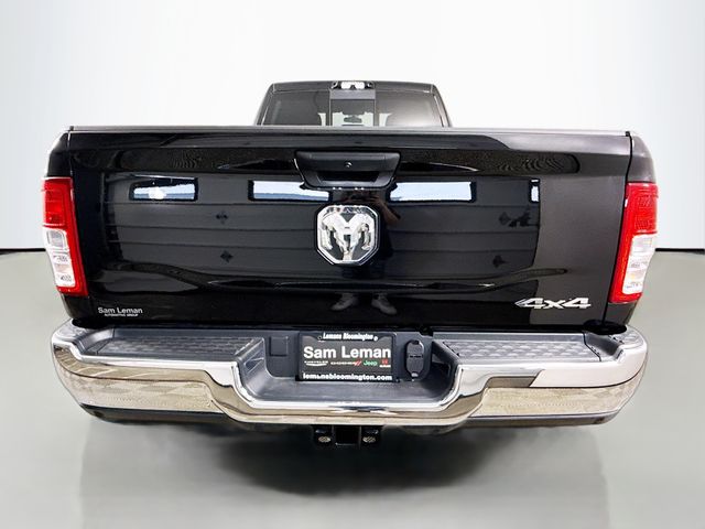 New 2024 Diamond Black Crystal Pearl-Coat Exterior Paint RAM Tradesman image 6