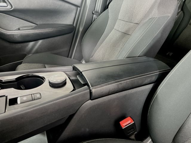 2024 Nissan Rogue SV photo 18