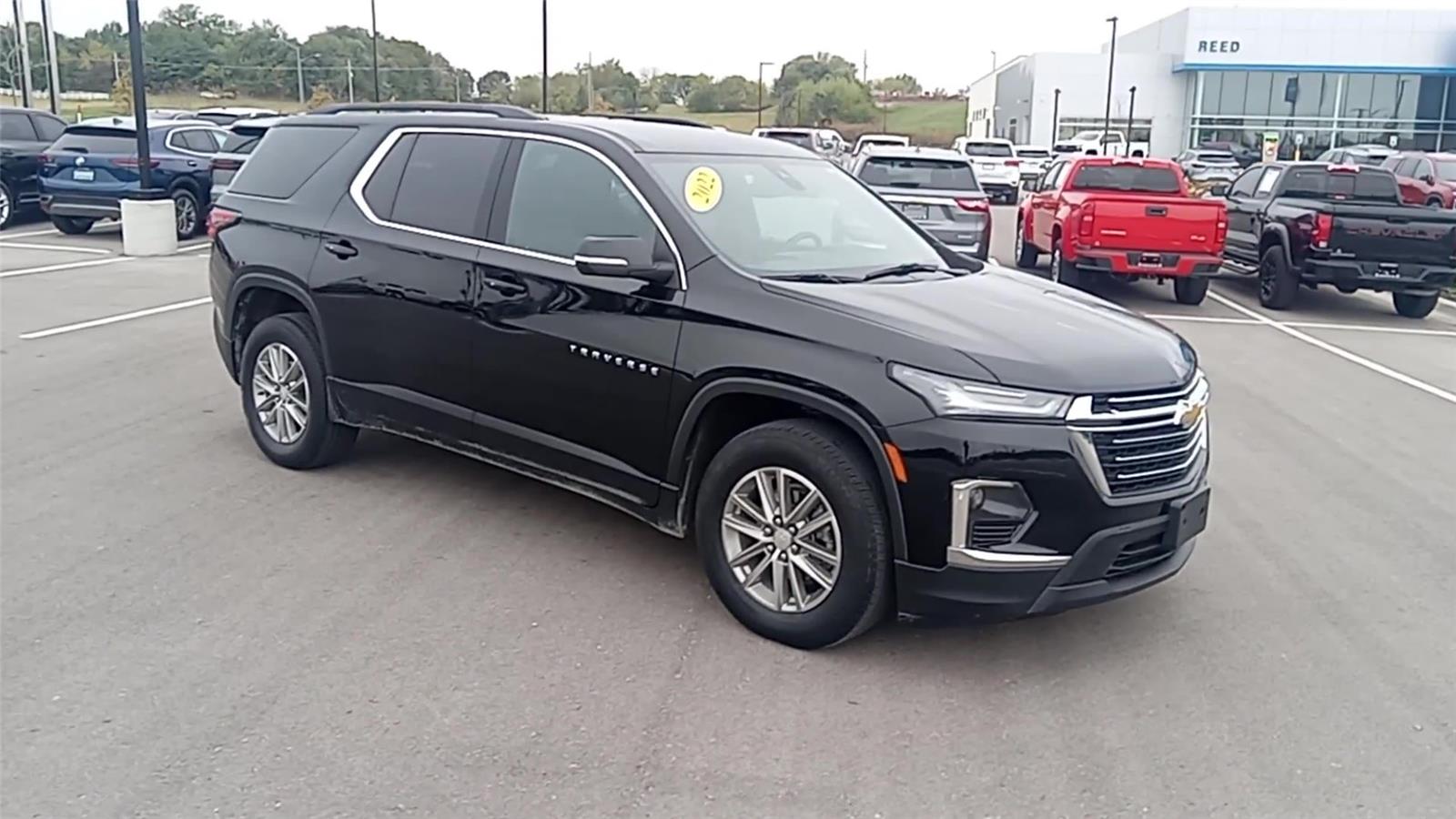 Used 2022 Chevrolet Traverse 1LT with VIN 1GNERGKW6NJ137877 for sale in Kansas City