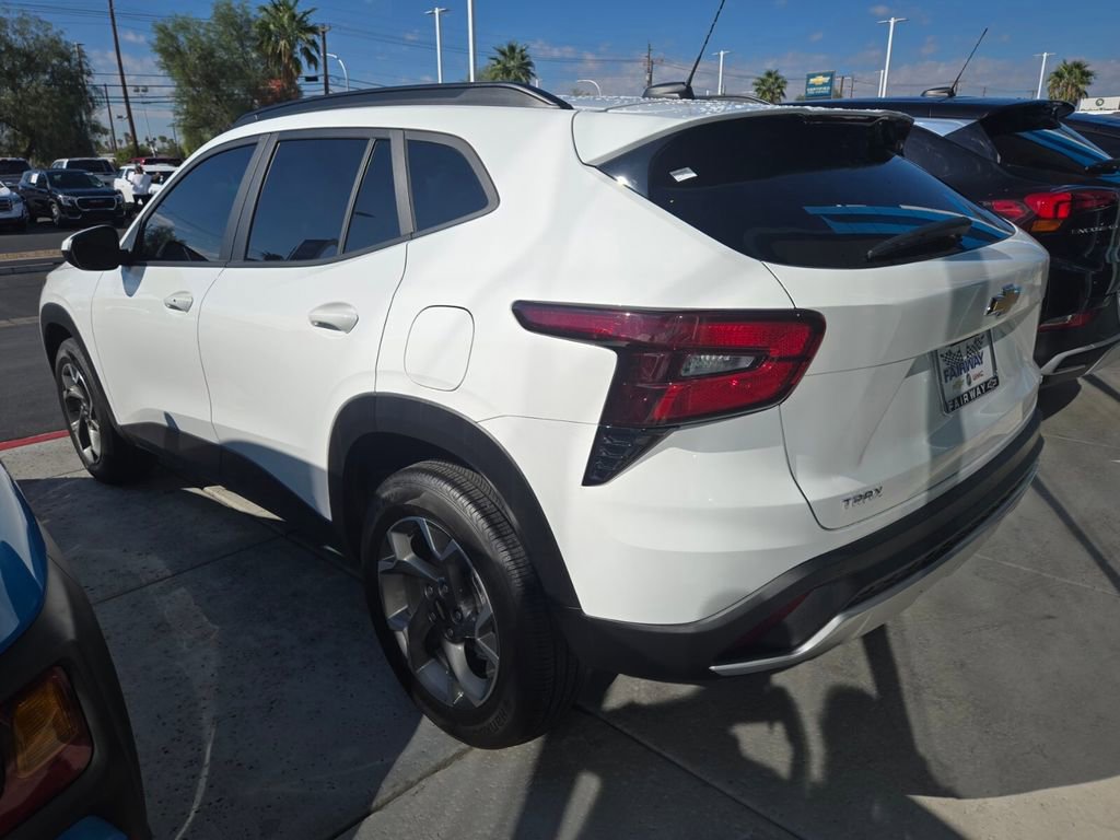 2025 Chevrolet Trax LT photo 4