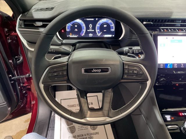 2025 Jeep Grand Cherokee Limited photo 3