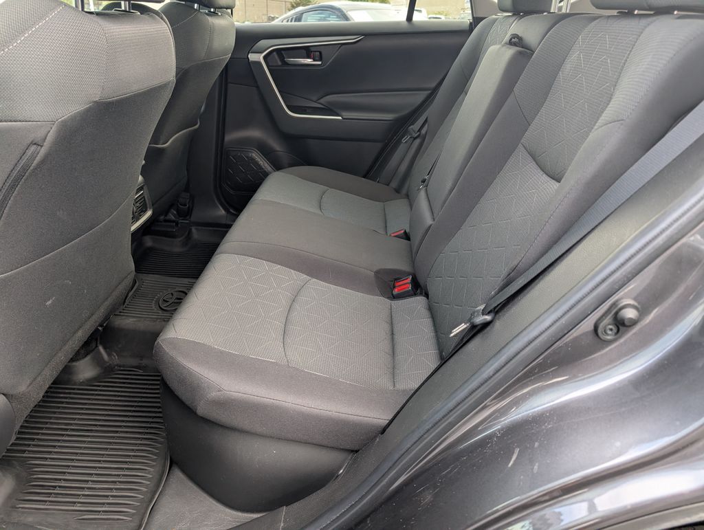 2023 Toyota RAV4 Hybrid XLE photo 9