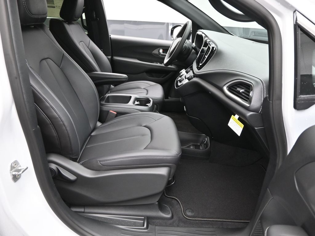 2026 Chrysler Pacifica photo 5