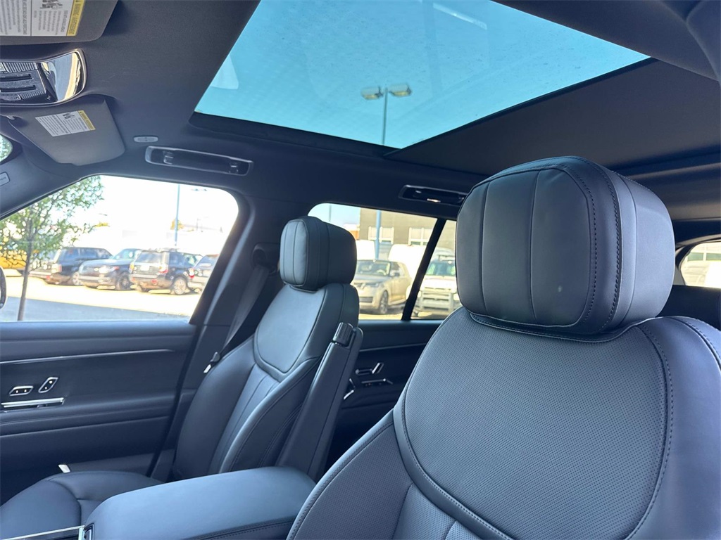 2025 Land Rover Range Rover SE photo 19