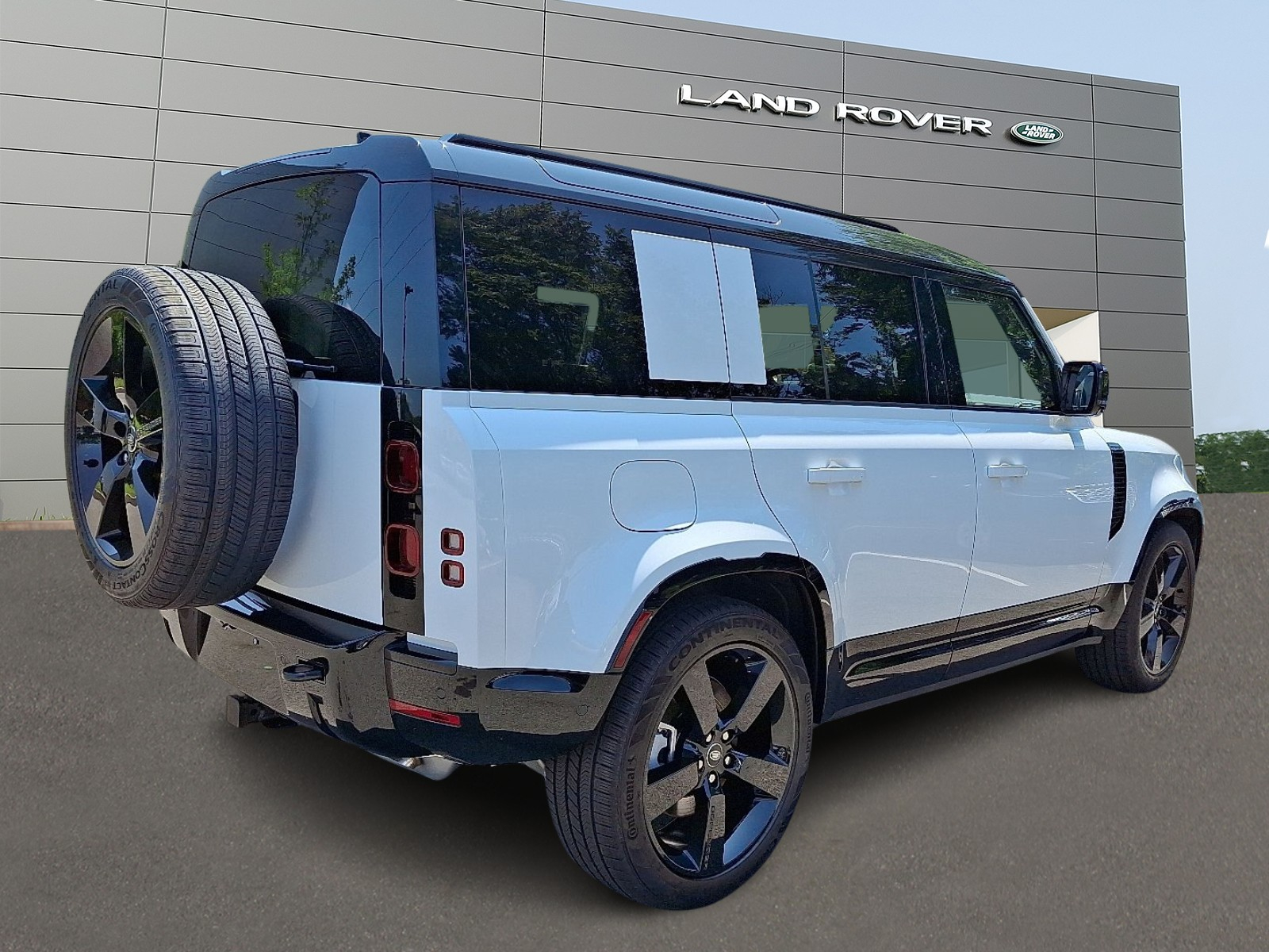 2025 Land Rover Defender X-Dynamic SE photo 2