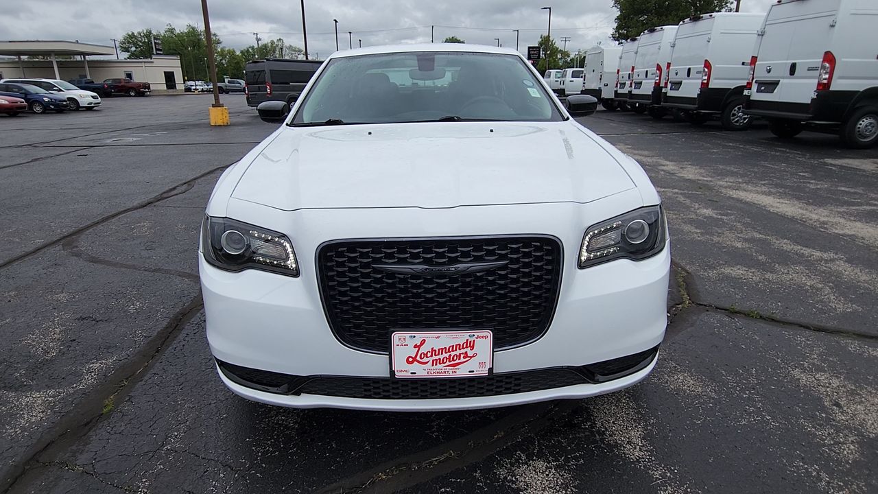 2023 Chrysler 300 Touring photo 2