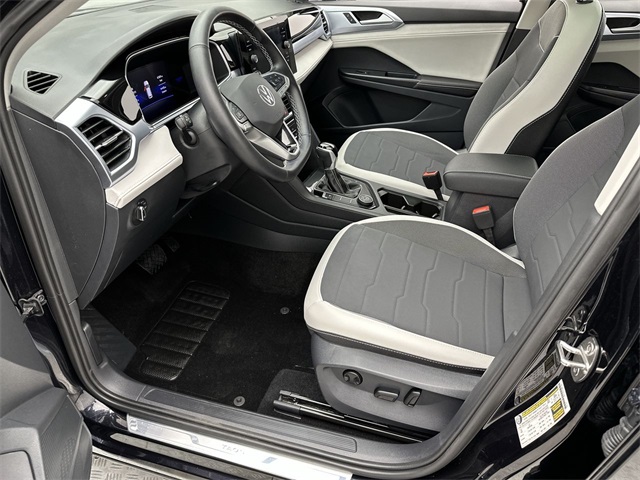 2025 Volkswagen Taos SE photo 3