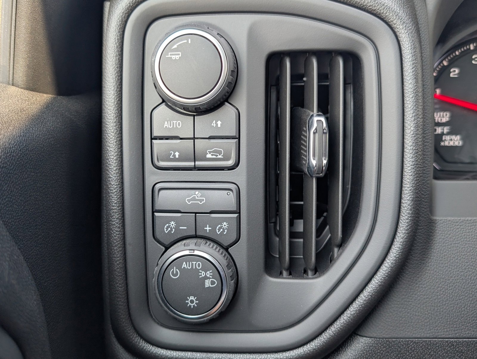 2025 Chevrolet Silverado 1500 Custom photo 12