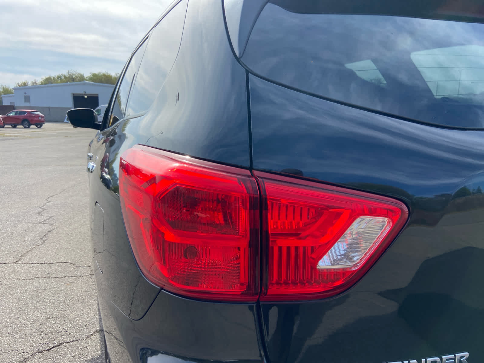 2019 Nissan Pathfinder SL photo 5