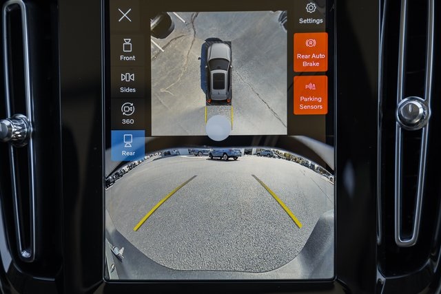 2026 Volvo XC40 photo 32