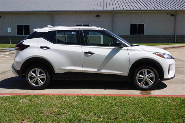 2025 Nissan Kicks Play S photo 3