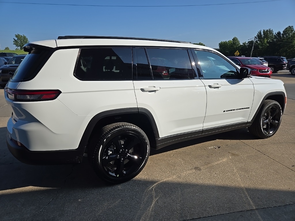 2025 Jeep Grand Cherokee Limited photo 3