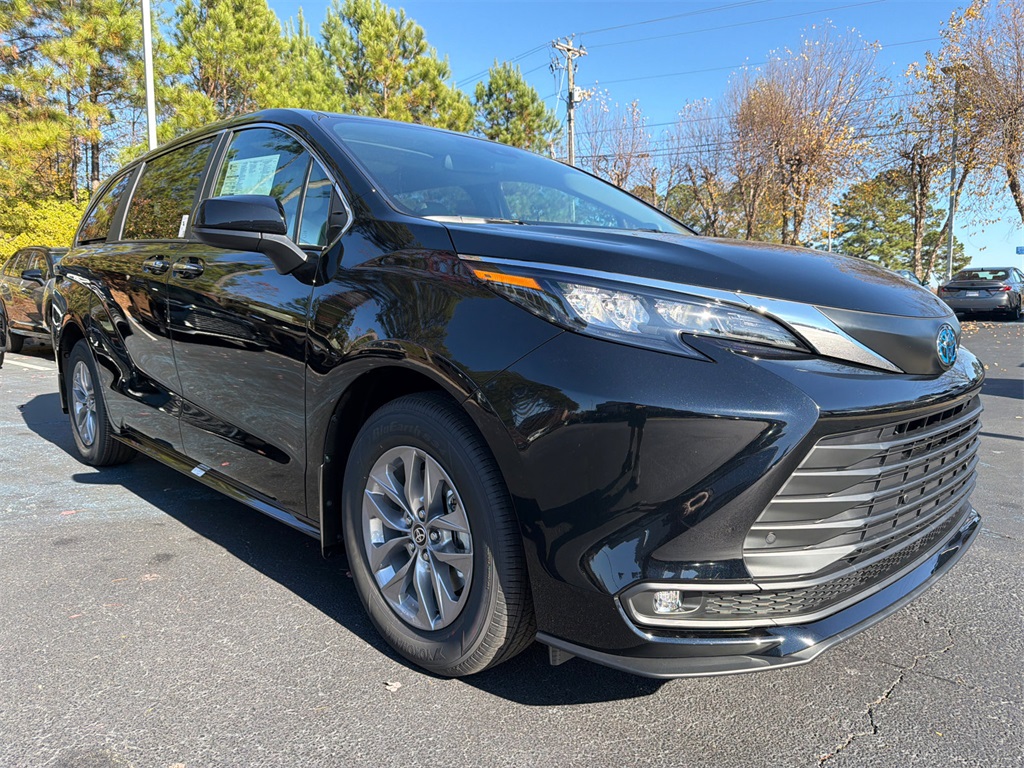 2025 Toyota Sienna XLE's photo