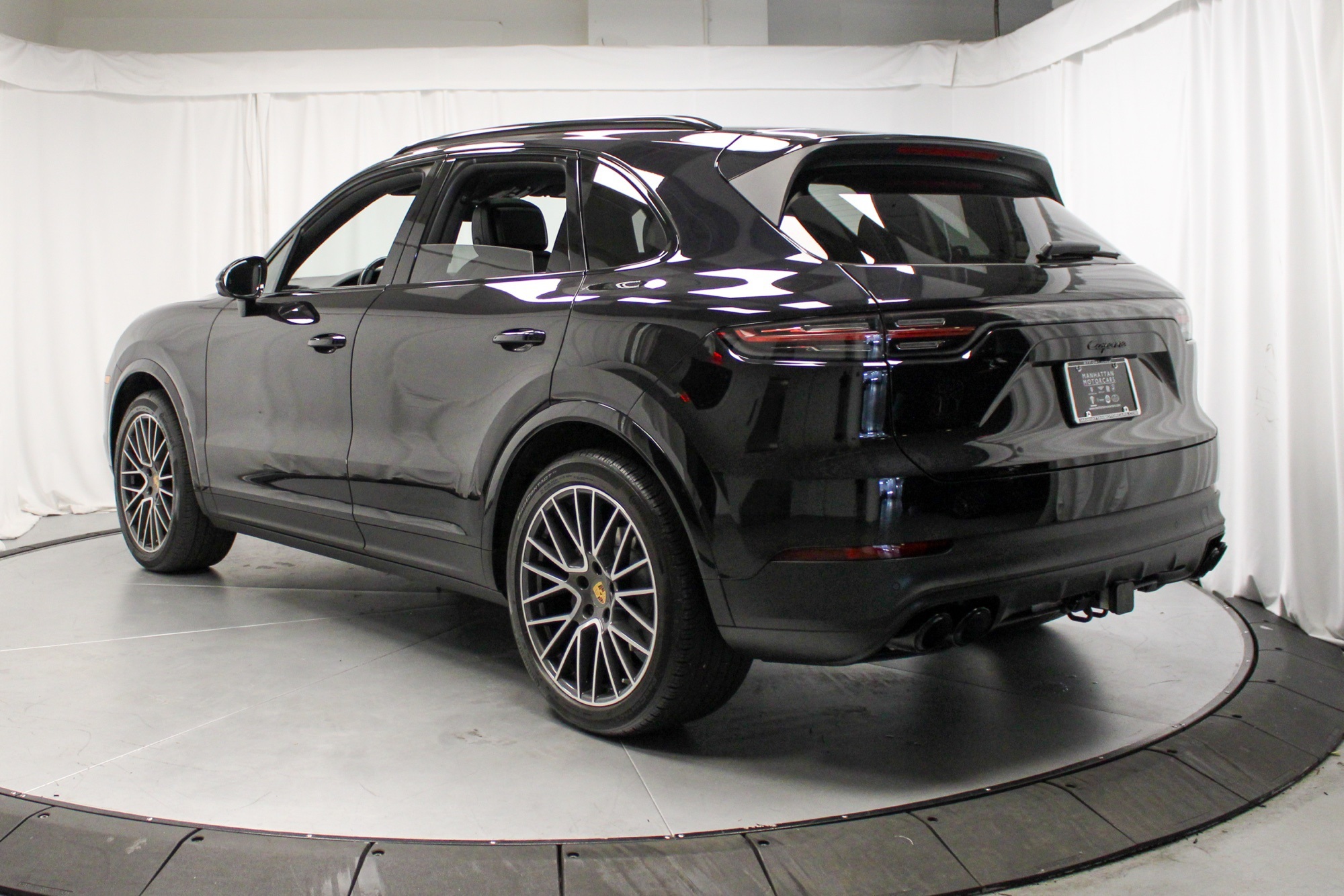 2022 Porsche Cayenne Base photo 3