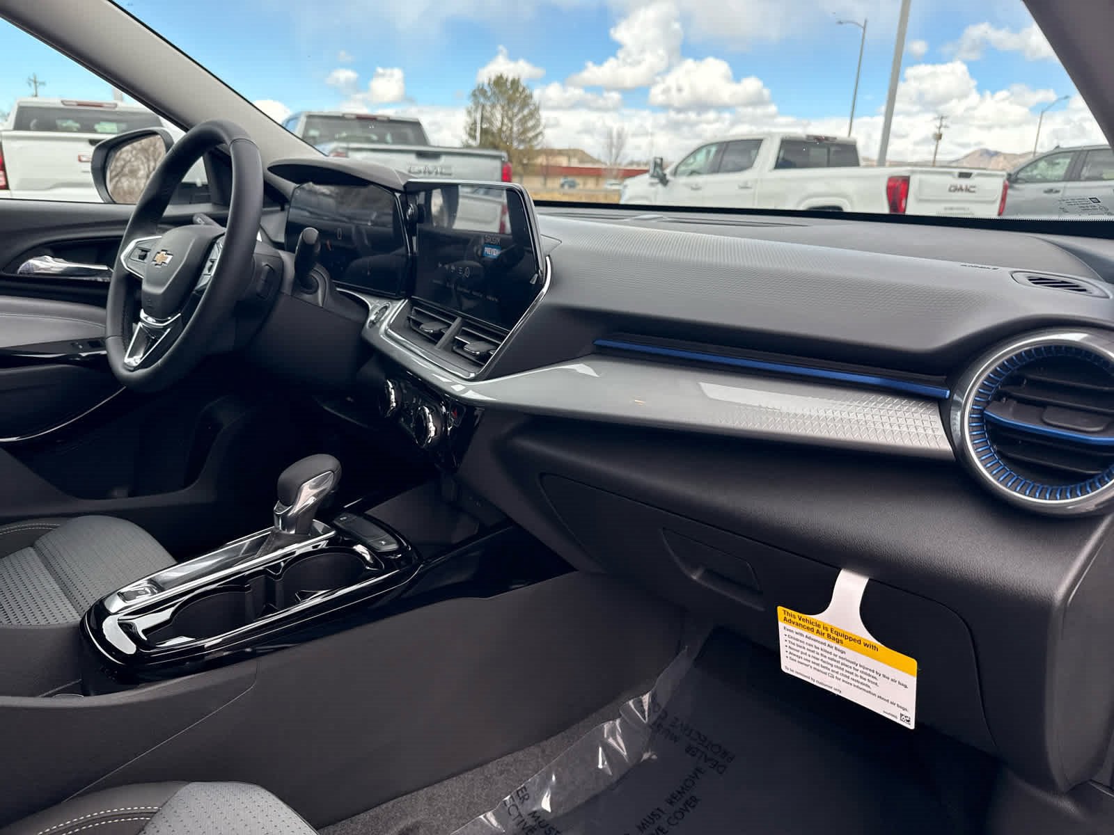 2025 Chevrolet Trax LT photo 28
