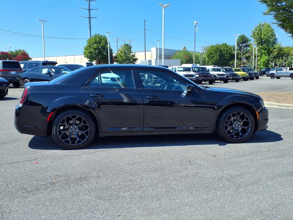 2020 Chrysler 300 photo 19