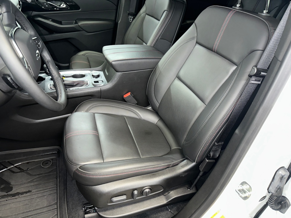 2023 Chevrolet Traverse RS photo 2
