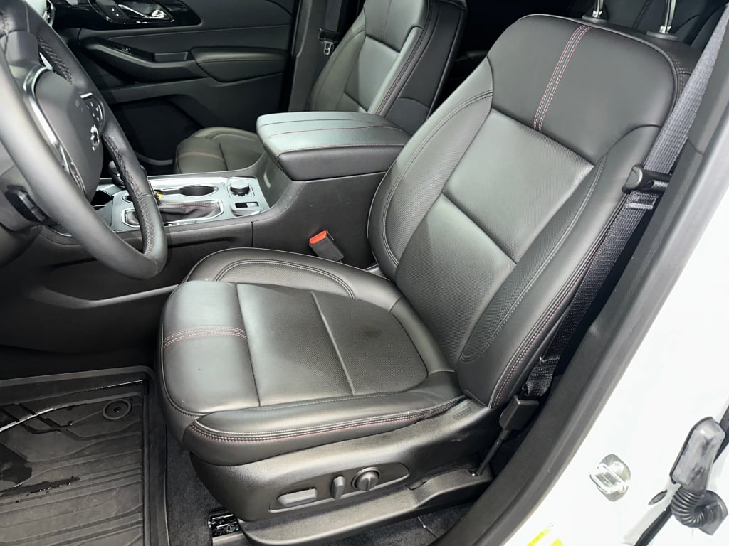 2023 Chevrolet Traverse RS photo 2