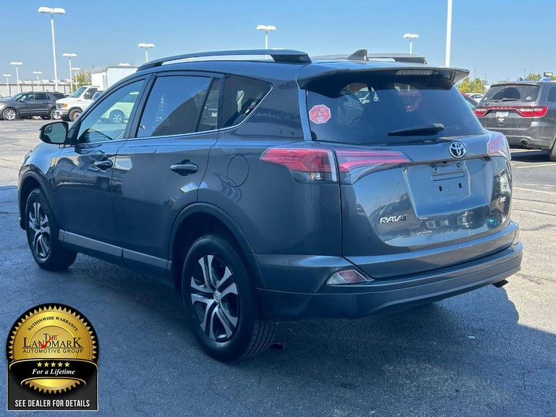 2017 Toyota RAV4 LE photo 5