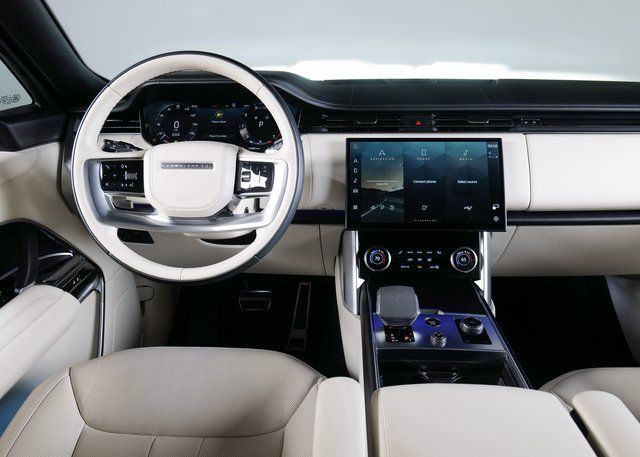 2023 Land Rover Range Rover SE photo 11