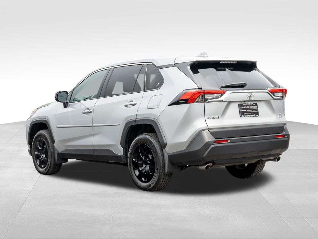 2022 Toyota RAV4 LE photo 6