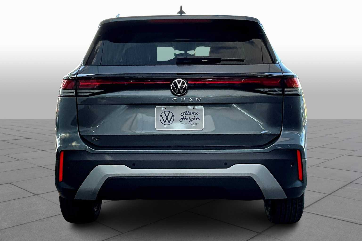 2025 Volkswagen Tiguan SE photo 3