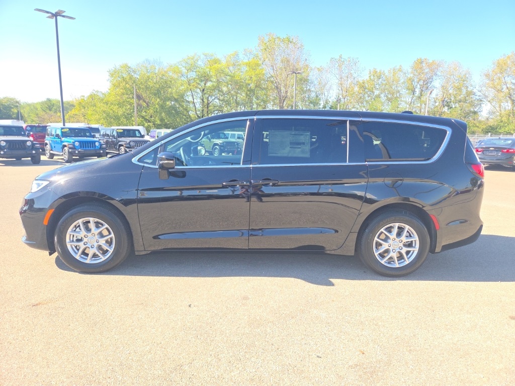 2026 Chrysler Pacifica photo 4