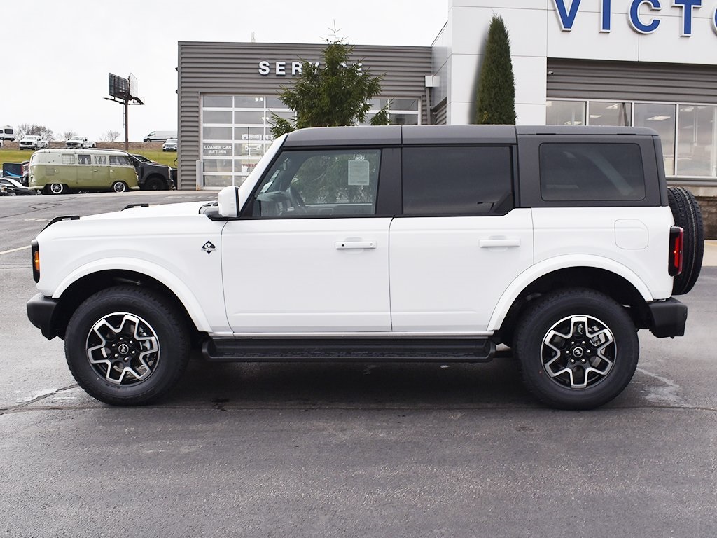 2025 Ford Bronco Outer Banks photo 2