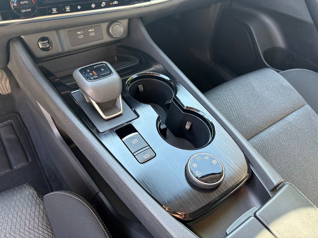 2024 Nissan Rogue SV photo 18