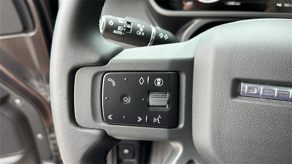 2025 Land Rover Defender 110 X-Dynamic SE photo 13