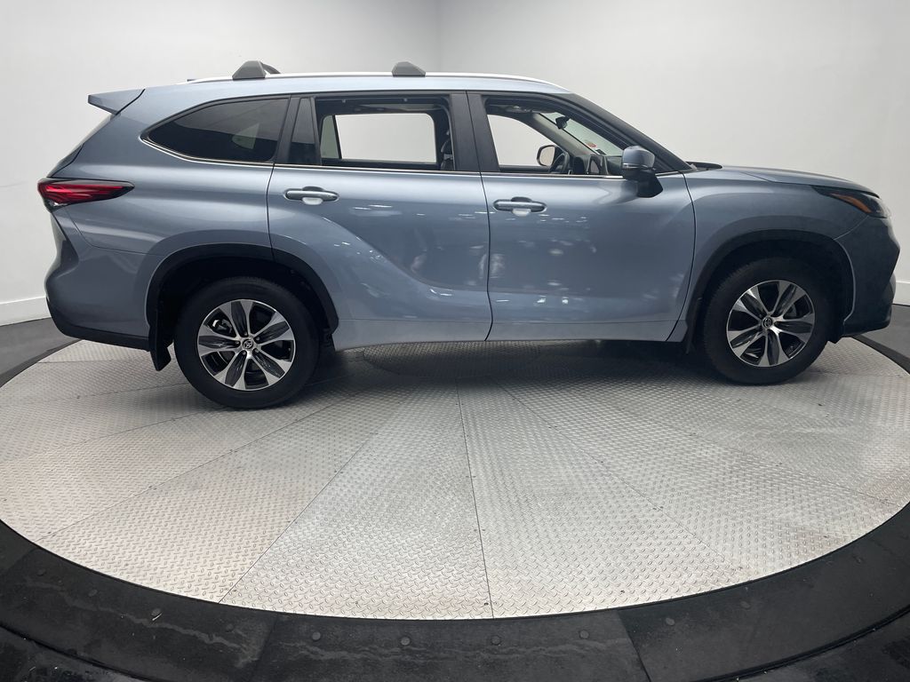 2023 Toyota Highlander XLE photo 4