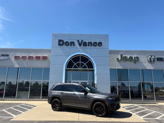 2022 Jeep Grand Cherokee Altitude's photo