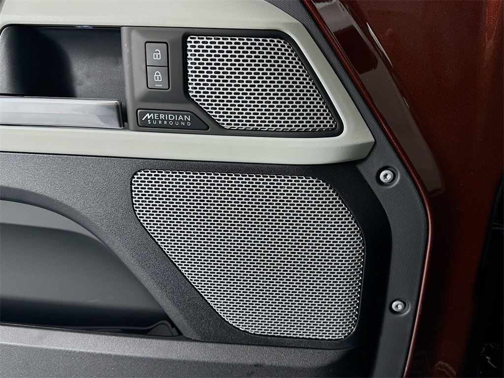 2024 Land Rover Defender 130 X-Dynamic SE photo 15