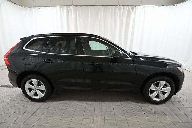 2022 Volvo XC60 B5 Momentum photo 5