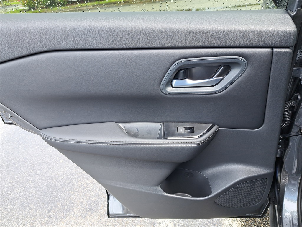 2026 Nissan Rogue SV photo 14