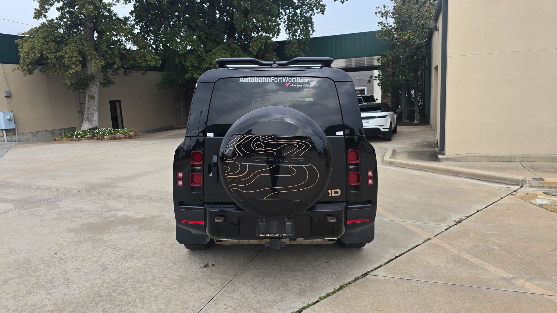 2023 Land Rover Defender 130 SE photo 3