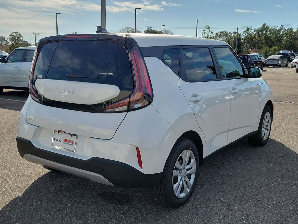 2025 Kia Soul LX photo 3