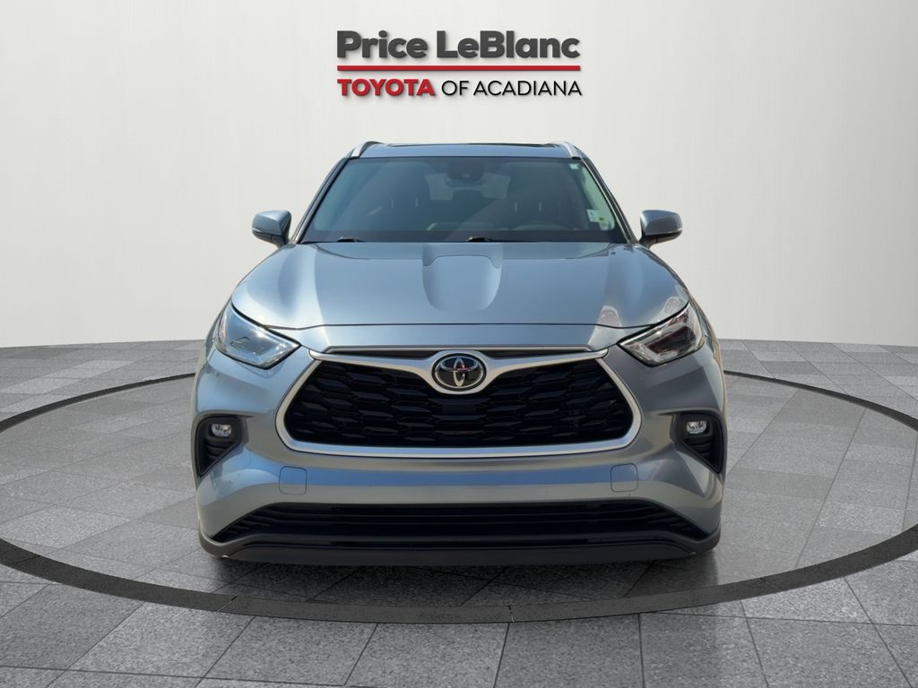 2022 Toyota Highlander XLE photo 2