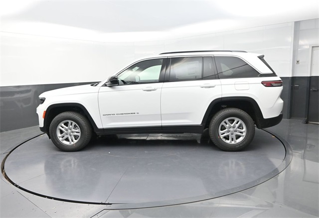 2025 Jeep Grand Cherokee Laredo photo 4